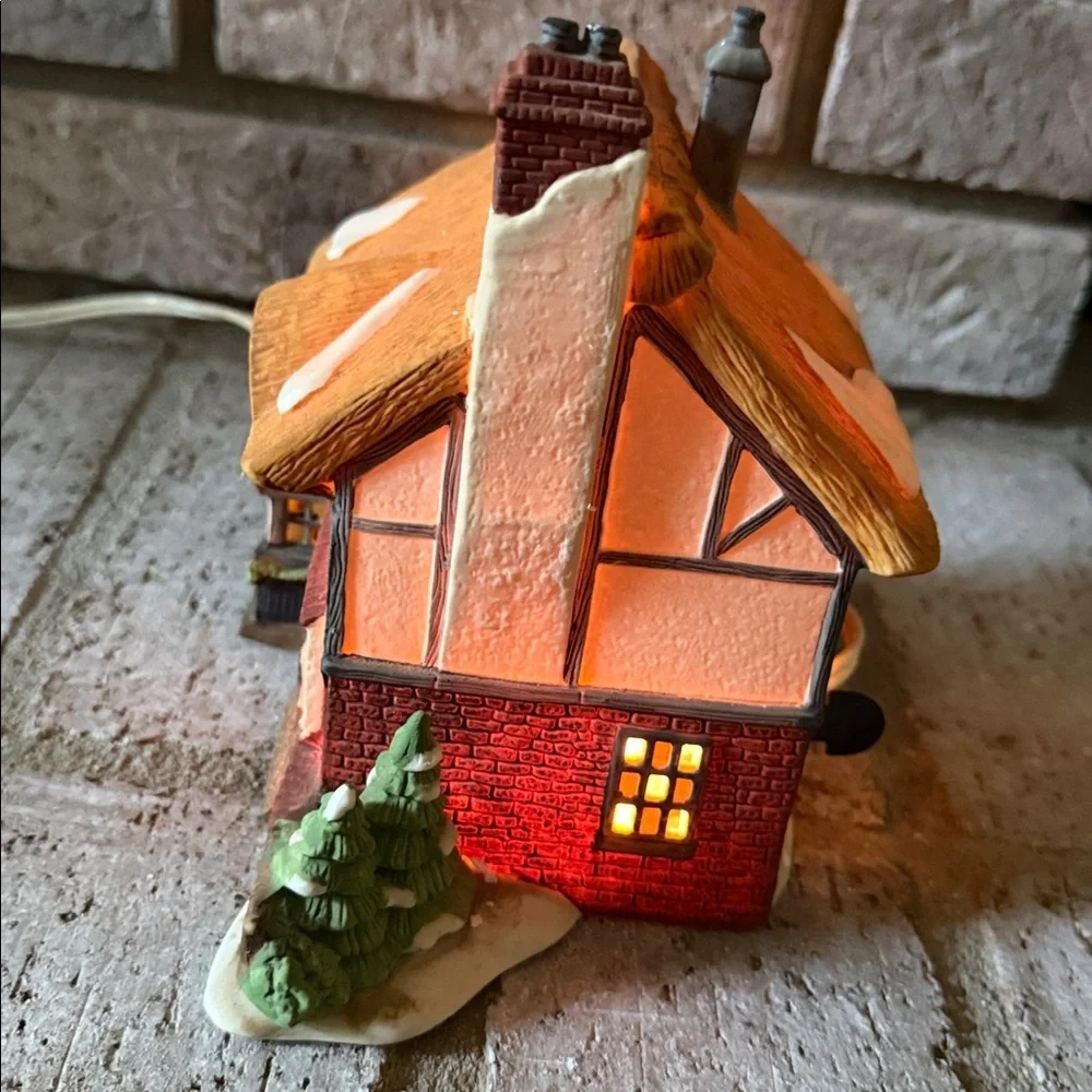 Department 56 David Copperfield, Betsy Trotwoods Cottage w/Lights